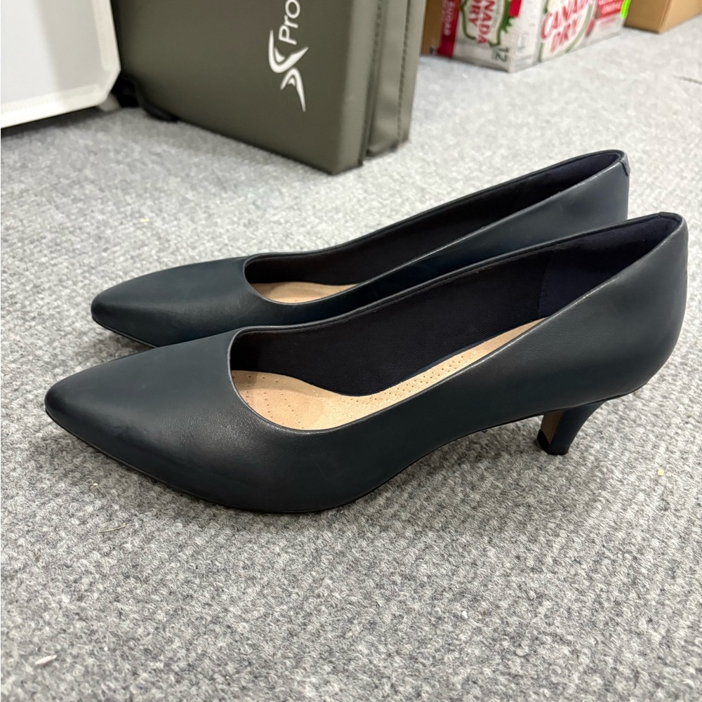Clarks Women's Dark Navy Pointed Leather Pumps - Picture 3 of 5